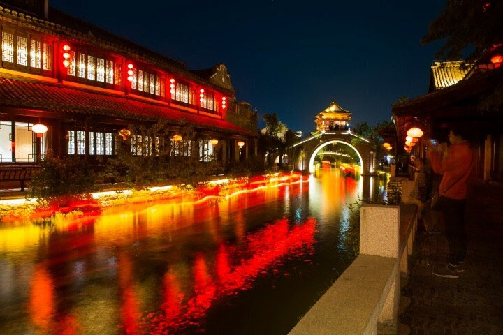 河道边洗墙灯夜景