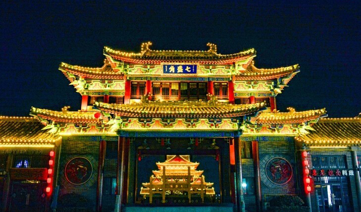 瓦楞灯夜景图